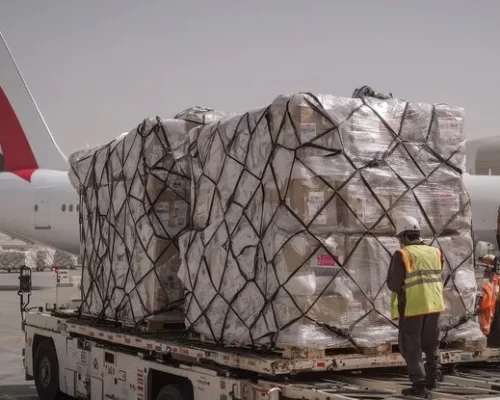 cargo-loading-airport-with-airplane-workers_1222783-11466 cargo-loading-airport-with-airplane-workers_1222783-11466